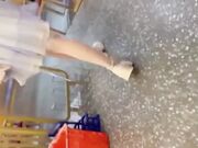 拉着读书的表妹在床上用白丝为我足交用力冲撞表妹的白虎穴