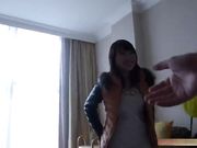 小眼睛老鸨领两个小姐到宾馆供挑选 干了一个年龄小的