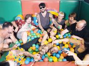 Balls Dep 一伙在海洋球里群交的变态男女