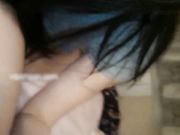 美女近距离展示湿润的粉嫩美穴,然后被土豪操了