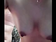 户外两姐妹拉了一个路人进小树林直播双飞操逼大秀,非常刺激干的没来高潮就找了一根青瓜来