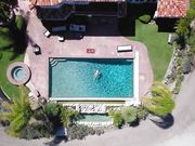 泳池边享受继父大黑屌的淘气女儿