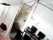 各种居家隐秘私生活TP露出大合集蹲在床上操媳妇和在客厅抱着媳妇边走边草的夫妻是真猛啊