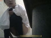 国内娱乐场所女厕偷拍小姐意见很大唠叨这是女厕门关不上