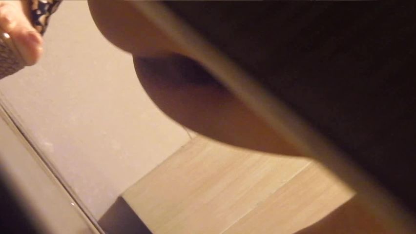 女士WC隔间多角度拍脸又拍下面