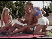 小屁股嫩嫩青春气息逼人一炮双响