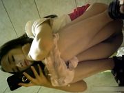 吸烟妹子貌似喝高了尿着突然呕吐