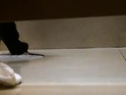 商场厕拍妹子抹完还要闻一闻