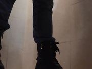 商场厕拍天气冷妹子们都穿的厚