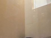 商城厕拍大长腿的长发美女