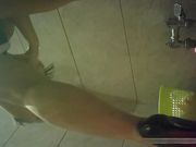 妹子貌似把内裤弄湿了用纸巾擦