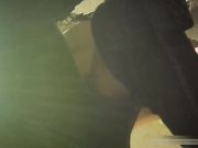 妹子貌似把内裤弄湿了用纸巾擦