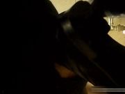 妹子貌似把内裤弄湿了用纸巾擦