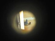 城暗藏隔间拍来方便的美眉们