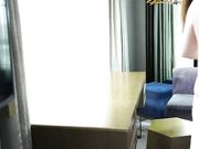 高挑车模被摄影师按在桌子上干