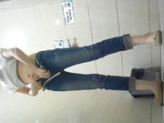 商场女厕全景牛仔裤妹子的内裤图案很养眼