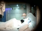 顾不上吃饭的年轻小情侣带着撸串啤酒来嗨皮