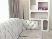 没有胸罩的美女慢跑者天音りん