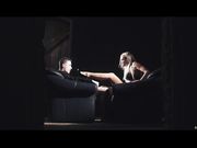 与主管在沙发上纵情欢爱的性感的金发女郎