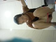 妹子一定憋了很久尿出一条水柱