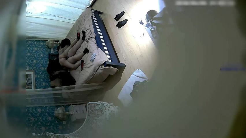 衣服还没脱就急着吃屌日了两炮