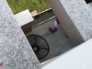 偷拍美女户外自家阳台自摸