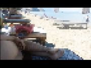 沙滩上的性感比基尼美女偷偷自慰