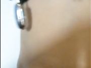 不知道又犯啥错了被吊在晾衣架上