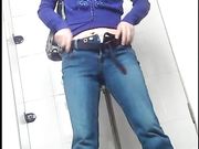 大家都排着队来上厕所