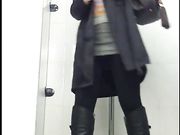 大家都排着队来上厕所