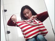 大家都排着队来上厕所