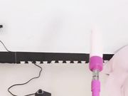 风骚少妇撅起屁股让炮机插小骚逼