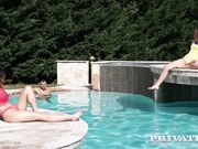 游泳池边一屌射两美