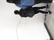 潜入女厕偷拍为拍脸跟到操场