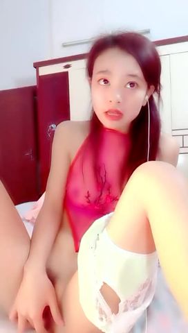 苗条美女秀情趣红肚兜上位自己动