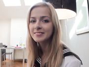 身穿学生制服的极品美女