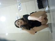 全景女厕偷拍红内裤美眉