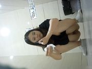 全景女厕偷拍红内裤美眉