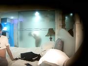 等她洗完澡就把她按倒在床上