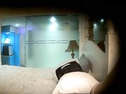 等她洗完澡就把她按倒在床上