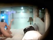 等她洗完澡就把她按倒在床上