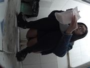 偷拍两个颜值还可以的妹子方便