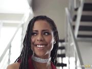 在泡泡浴缸里偷情的娇小淫妻