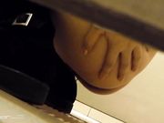 女卫隔间多视角拍下漂亮妹子