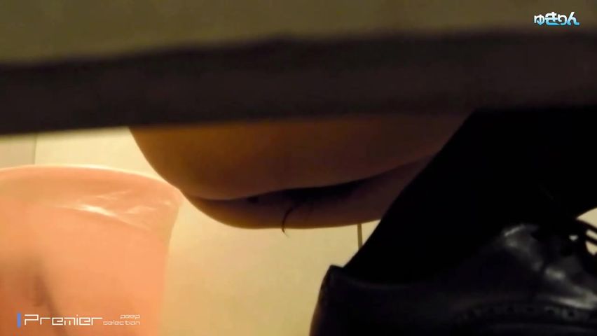 女卫隔间多视角拍下漂亮妹子