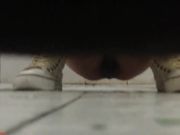 网吧尾随妹子进女厕偷窥