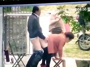 大爷和姘头大白天在门前老汉推车