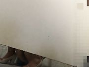 女厕偷窥貌似被妹子发现了