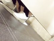女厕偷窥貌似被妹子发现了