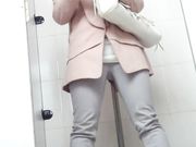 商场厕拍妹子的红内裤很是扎眼